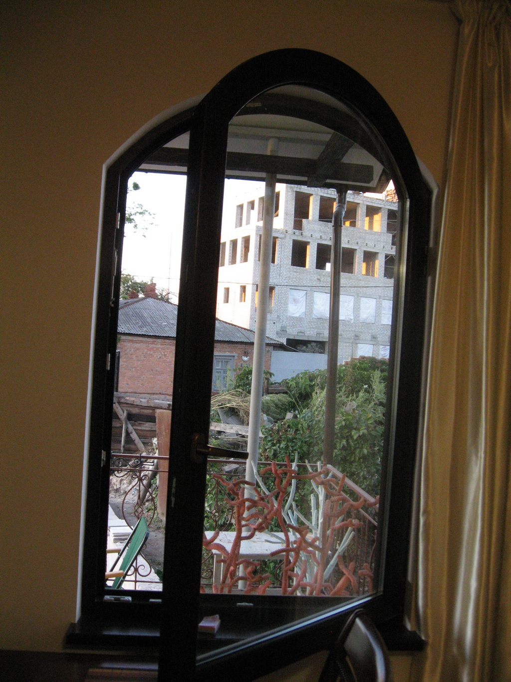 Арочное поворотное окно